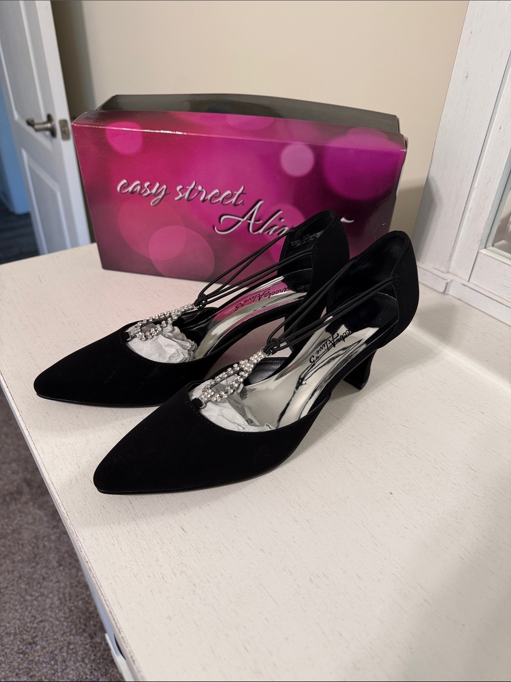easy street Women’s Black Pointed T-Strap Dress Pumps w/Crystal Detail / Size 9